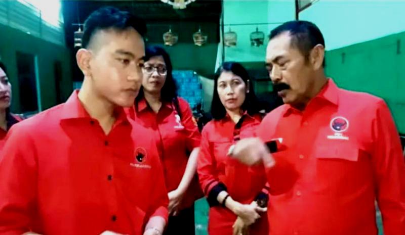 Gibran Rakabuming Raka Walikota Solo berbincangn dengan Mantan Walikota Hadi Rudyatmo – [Hariansoloraya.com]