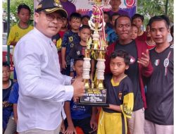 Lurah Binong Berikan Piala Bergilir Kepada Juara Pertama Oven Turnamen Sepak bola Usia Dini