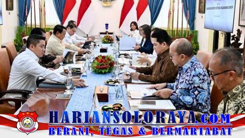 Presiden Prabowo Subianto menggelar rapat terbatas dengan sejumlah jajaran Menteri Kabinet Merah Putih di Istana Merdeka, Jakarta, pada Senin, 17 Februari 2025. Foto: BPMI Setpres/