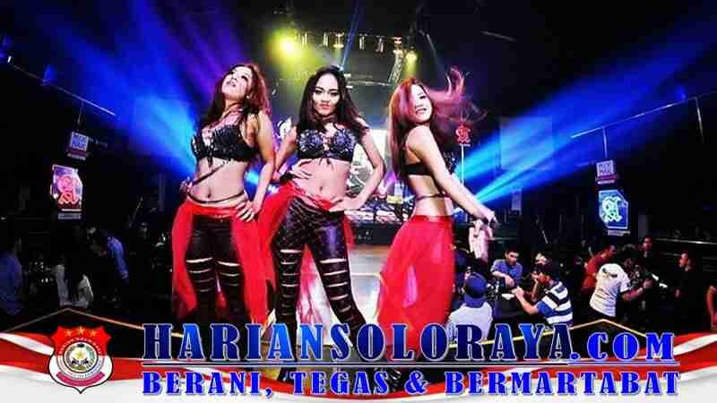 📸 Suasana malam di salah satu tempat hiburan di kawasan Batam. Lampu gemerlap, dentuman musik, dan aktivitas pengunjung menjadi pemandangan rutin di klub malam seperti Morena, yang kini tengah menjadi sorotan akibat dugaan pelanggaran hak pekerja. [Foto: Dok. Redaksi]