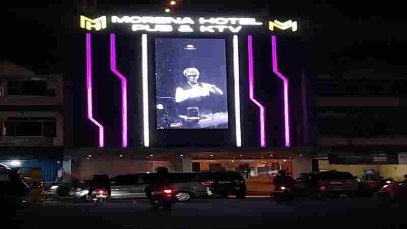 Layar besar di fasad Klub Morena menampilkan hiburan malam, kontras dengan polemik yang kini tengah mencuat. (Dok. Red.)